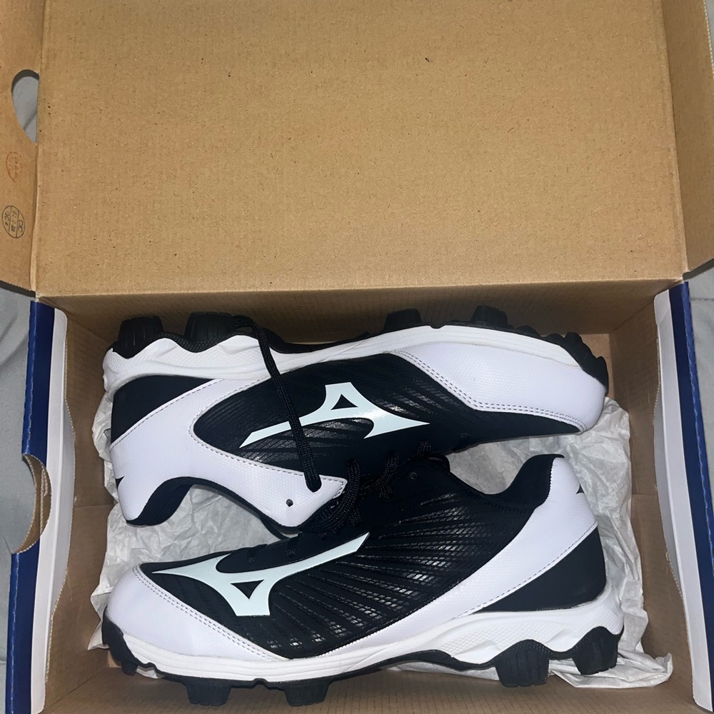 Mizuno Black and White Softball Cleats